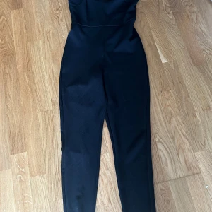 Jumpsuit från nelly - Snygg jumpsuit från Nelly, passar till varje dag, passar till fest. Tajt. Endast provad.