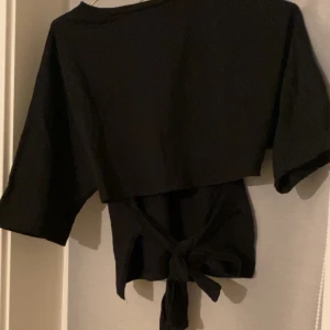 T-shirt med halvt öppen rygg - Säljer denna då de inte var min stil riktigt, har använts fåtal gånger och är i gott skick💞