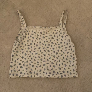 Gulligt linne - Ett gulligt linne med små blå blommor på och lite spets. Bara testad men aldrig använt. Säljer pga att det är för litet. 