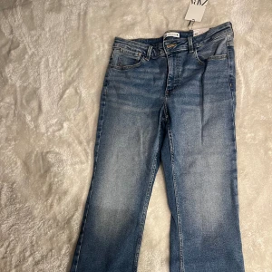 Zara jeans  - Helt nya zara jeans, dom är av kortare modell och har taggen på fortfarande, helt oanvända 