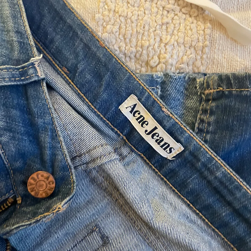 Lågmidjade jeans från acne. Jag har sytt på en ny tygbit nere på jeansen för att få dem lite mer bootcut❤️❤️. Jeans & Byxor.