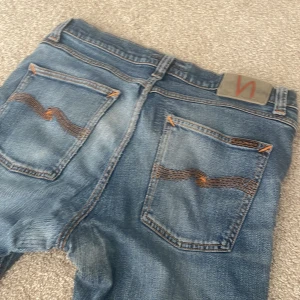 Nudie jeans - Säljer ett par snygga ljusblå Nudie jeans i hyfsat skick men tecken på användning. Storlek: 31/32. Nypris: 1599. Pris kan förhandlas.