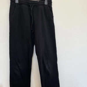 Mjukisbyxor  - Svarta mjukisbyxor med resor där nere och där uppe från H&M.