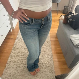 Lågmidjade jeans - säljer dessa skitsnygga jeans från sesley, innerbens längden är ca 82 och jätte fint kvalite❤️