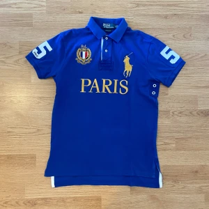 Ralph Lauren Paris Polo/Pike - !skicka bud för snabb affär! Fet Ralph Lauren Paris Piké, jätte bra skick. Storlek M. Skriv om ni undrar någonting eller om ni vill ha fler bilder 📲
