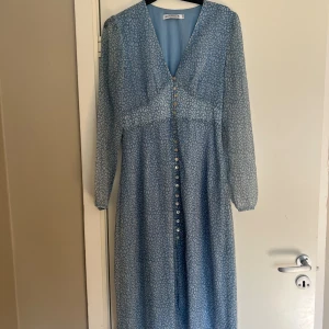 Adoore klänning - Så fin långklänning från Adoore! I storlek 38 men skulle säga att den också passar XS-S. Några stygn som gått upp på ryggen vid axeln (se bilder längre bak) men syns inte och går att sy💙