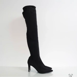 Boots  - Säljer dessa fina boots som går till knäna som jag aldrig har använd, dem är från Nelly. Köpta för 250 på Sellpy där den också var oanvända. 