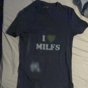 I❤️MILFS t-Shirley👅💦🗣️🔥 - Storlek S är på den. Är igentligen en basic t-shorts men gjorde mönstret på en bild lektion i skolan. Har använts nån gång ibland men inte så ofta längre.