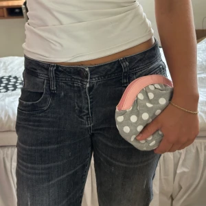 grå prickig necessär  - supersöt grå necessär med vita prickar och rosa dragkedja!! lite gulnad på insidan men annars bra skick!