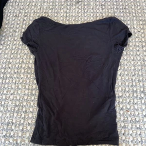 Topp med öppen rygg - Topp med öppen rygg från Gina Tricot. Använd men inga synliga defekter! 