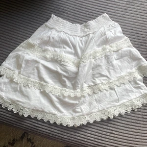 Vit kjol - Oanvänd i bra skick 