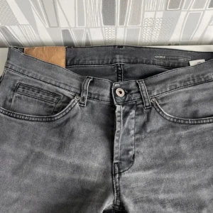 Dondup jeans  - Ett par snygga dondup jeans i storlek 33 men passar även 32,34. Skick 8/10 ett litet hål nere vid byxan men inget som märks när man har på de, kan även sy hålet hur enkelt som helst hos en skräddare. Nypris 3200,mitt pris 799. Hör av er vid frågor 