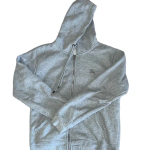Oanvänd Burberry Hoodie - Säljer nu en oanvänd Burberry zip Hoodie 10/10. Super fina detaljer och perfekt kvalite. Hoodien är i storlek L, Men passar även bra på M. Vid frågor? Tveka inte på att fråga