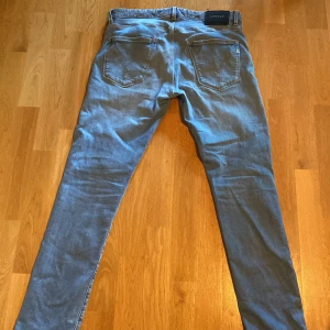 Dondup jeans  - Säljer dundop jeans ingen användning av dom längre skriv om ni behöver mer bilder  