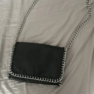 Tiamo Väska - Säljer min tiamo väska, priset kan diskuteras skriv prisförslag så godkänner jag ifall de låter bra💕 Skicket är ganska bra, de ända som är dåligt är att ena knappen saknad och att de är lite rost (se bild 2 & 3) men de syns inte när man bär den💘