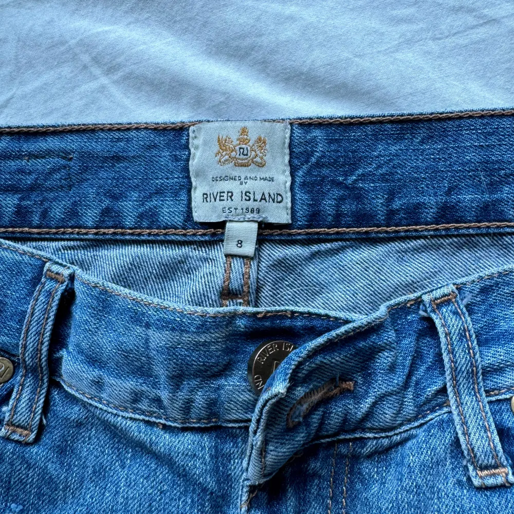 Säljer dessa super snygga jeans shorts med revor då de tyvärr är lite för små, aldrig andvända och är i jätte fint skick. Pris kan diskuteras! 💕. Shorts.