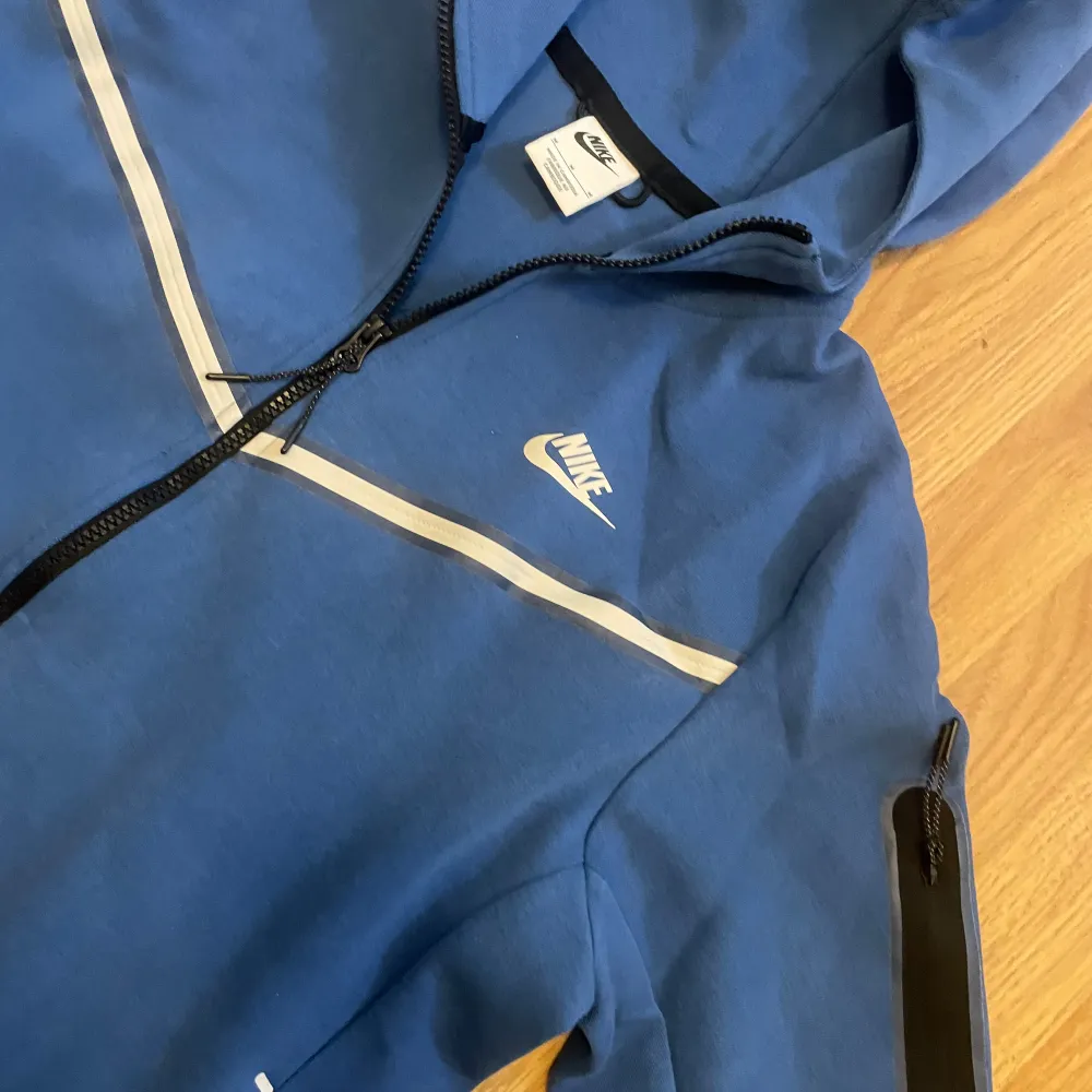 Blå Nike tech i storlek M, använd fåtal gånger och säljs på grund att den är för stor!! Snabbaffär💙. Hoodies.