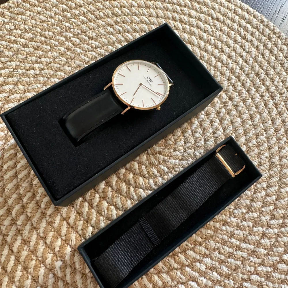 Damklocka - Daniel Wellington i modellen ”Classic Sheffield” Uret är 40mm Guld    Som ny, finns inte ett märke Orginalförpackning + ett extra band   Behöver byta batteri Litet DW verktyg följer med så man kan byta till andra bandet själv . Accessoarer.