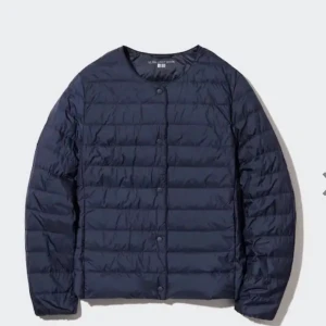 Uniqlo jacka - Säljer denna supersnygga vårjackan från Uniqlo💕Kom privat för fler bilder eller funderingar!😁