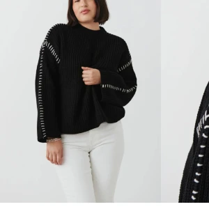 Svart stickad tröja från Gina Tricot - En svart stickad tröja från Gina Tricot (slutsåld) med dekorativa vita detaljer på ärmarna. Tröjan har en lös passform och långa ärmar. 💓 Org pris 460kr.