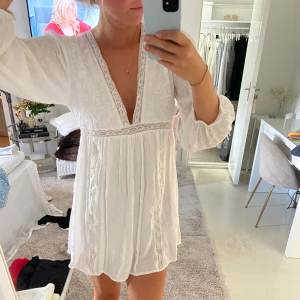 Klänning - Super söt klänning från Pull & bear, köpt på Pull & bear i Grekland för ca 2 år sedan och är aldrig använd. Har insydda shorts, väldigt fint tyg.