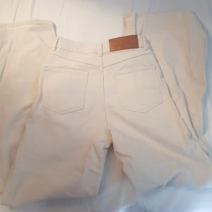 C.W jeans - Säljer ljus beiga high waisted jeans Wide och full length från Carin wester använda en gång!