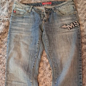 Bootcut Miss Sixty jeans - Lågmidjade Miss Sixty jeans i mycket bra skick, säljer pga de sitter för tajt på midjan, enda defekt är att flera strasstenar har lossnat men inget man lägger märke till, skriv om ni har frågor eller vill ha bättre bilder💞