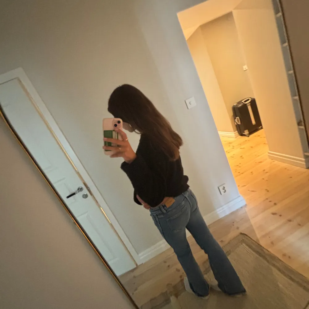 Jätte snygga lågmidjade bootcut jeans som är perfekt längd för mig som är 165 då dom är extra långa🌟🌷. Jeans & Byxor.