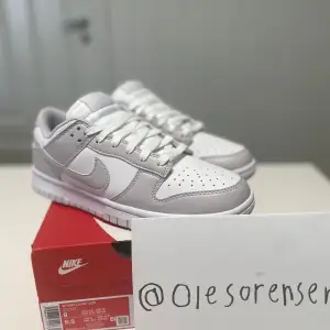 Helt nya Nike Dunks Grey Fog. Fråga gärna om du har några frågor!  Skorna är faktiskt unisex, inte bara för damer. 😊  Storlek: 39 EU.  Retur om du inte är nöjd🙂