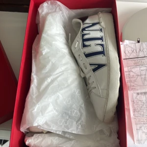 Säljer mina valentino opens storlek 41 - Skick 9/10. Säljer dem för jag vuxit ifrån dem. Ink: dustbag extra snören kvitto osv.