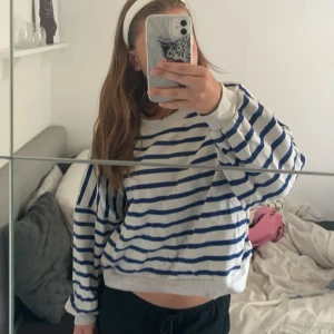 Randig tröja  - En fin randig tröja från Kappahl, säljer då jag har tröttnat på den🤍 inga skador och är i storlek M💕 Diskuterar gärna priset🤗