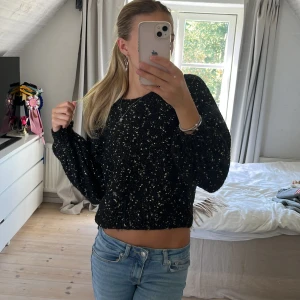 Stickad tröja  - Stickad tröja från zara, nästintill oanvänd! Storlek M men sitter bra på mig som har S💗