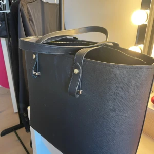 Stor väska - Säljer denna fina stora väskan från HM som passar t,ex till skolan, då man får plats med mycket. Säljs då den ej används💓