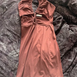 Klänning - Jätte fin brun/röd aktig klänning som jag säljer då jag inte använder och den är för liten