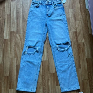 Slitna jeans - Storlek 38. Ljusblåa slitna jeans. Köpta i ARKIVET. Bra skikt. 