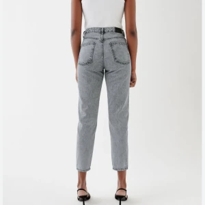 Mom Jeans från Gina Tricot - Populära Mom Jeans från Gina Tricot. Snygg passform och en grå tvätt. Storlek 38 men passar en 36 också, jag är mellan storlekar och de sitter bra på mig.  