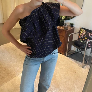 Blus - Så söt blus från Baum Pferdgarden🤍 Osäker på storlek men den har resår upptill och sitter löst nedtill så borde passa diverse storlekar🤍 