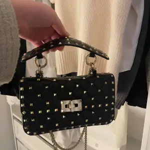 Valentino Rockstud Spike Bag, Storlek small, Svart läder med ljusguldig kedja, Så fin och är som ny skick!! Kommer med kvitto, dustbag och äkthetsbevis 🩷 Nypris 24500 kr.  