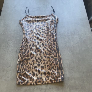 Kort leopard klänning  - Aldrig använd  Liten i storleken 