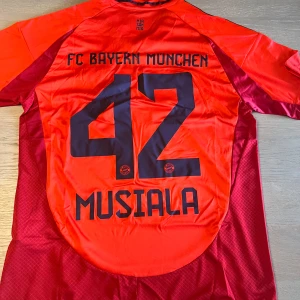 Jamal musiala  - Musiala 2024/25 tröja, första stället väldigt bra skick med tagg också 