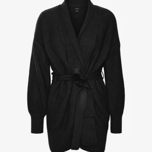 Svart stickad kofta med bälte - En svart stickad kofta med långa ärmar och ett bälte i midjan. Koftan har en öppen design och ribbstickade muddar vid ärmslut och nederkant.