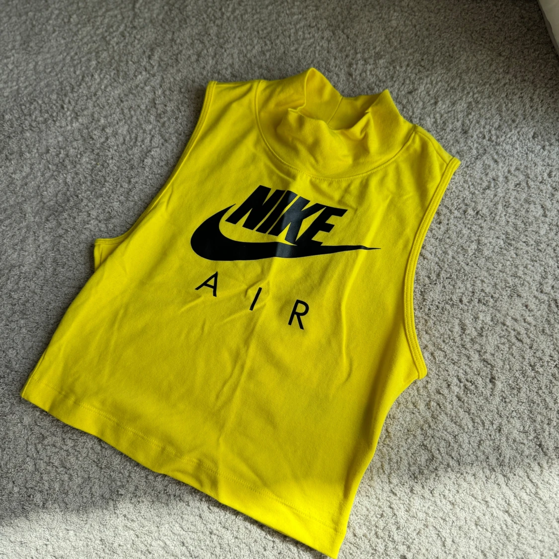 Gul ärmlös topp från Nike - 90