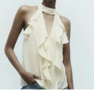 Zara volang topp - Säljer den här då den inte är min stil, helt oanvänd inga defekter! Helt slutsålt💘 kontakta vid funderingar