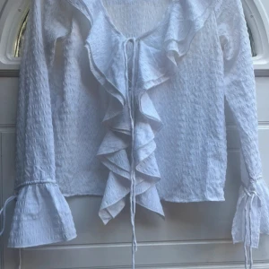 Vit blus  - Super fin vit blus med volanger 