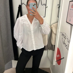 Blus  - Supersöt blus från Lindex, endast provad och köpt. Den är i storlek 42 men passar mig som vanligtvis är en 36,38a. 