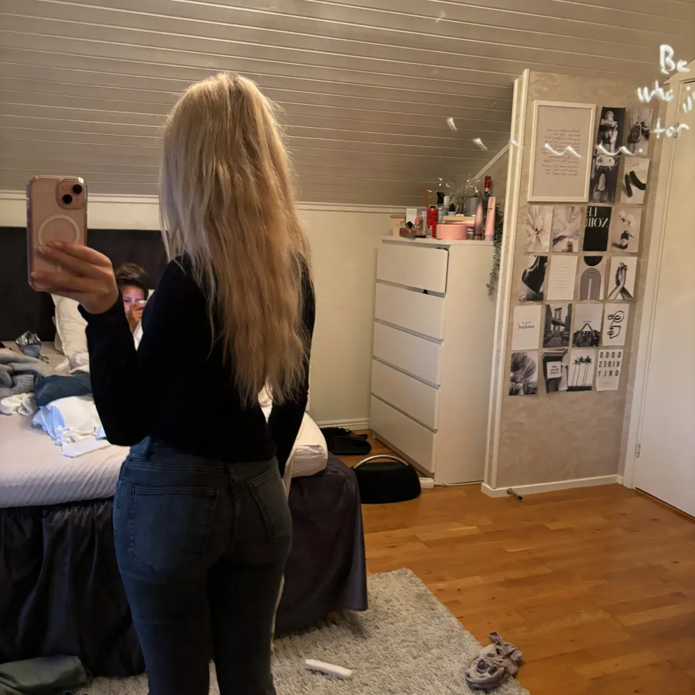 Lågmidjade jeans från GinaTricot  ”Perfect jeans” Storlek 32, sitter bra på mig som är 156! Vet inte vad midjemåttet tvärs över är men skulle gissa på 24 ( storleken är 32 INTE W32!!). Jeans & Byxor.