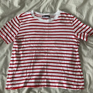 Zara t-shirt  - Jättefin t-shirt från Zara. Den är i storleken S men sitter mer som XS då den är lite kortare💘 