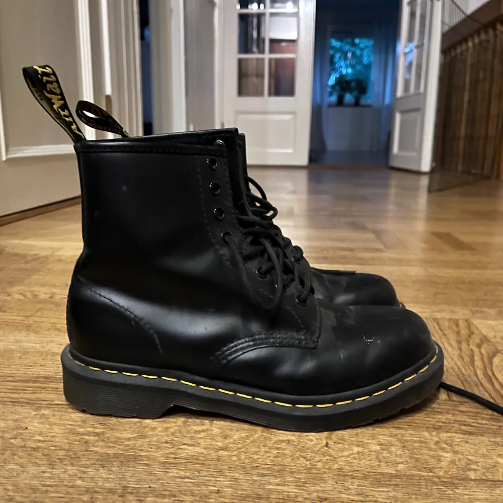 Klassiska Dr Martens i nyskick, aldrig använt utan bara stått i källaren sedan de köptes.  Färg: Mattsvart Går att köpa de grå adidas skorna samtidigt i paketpris (1800kr). Frakt tillkommer alternativt mötas upp i Stockholm! . Skor.