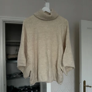 Stickad tröja - Stickad tröja från Zara. Endast använd några få gånger så fortfarande mycket bra skick🤍