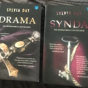 Drama och Synda av Sylvia Day - Böckerna ”Drama” och ”Synda” av författaren till den kända ”Crossfire” serien. Nya/olästa, svensk text. Synda råkade få en pytteliten uppriven flik på baksidan upptill när jag skulle fota. 